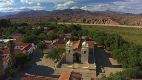 Antenne---Kirche-In-Einer-Kleinen-Stadt-In-Der-Provinz-Salta,-Argentinien,-Spinning-Shot