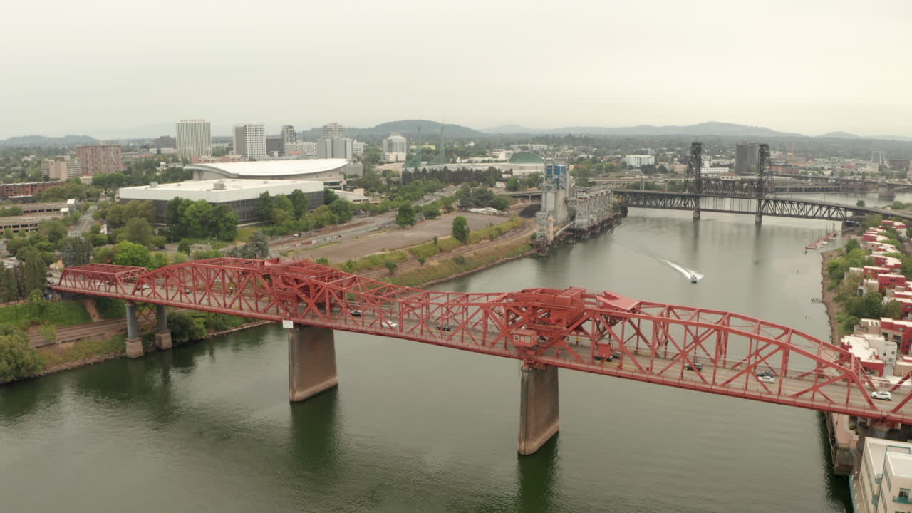 tomada aérea en círculo sobre el puente de broadway portland oregon