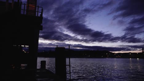 Diversión-En-Las-Aguas-Del-Muelle-Del-Puerto-De-Coffs---Noche---Nsw-Australia