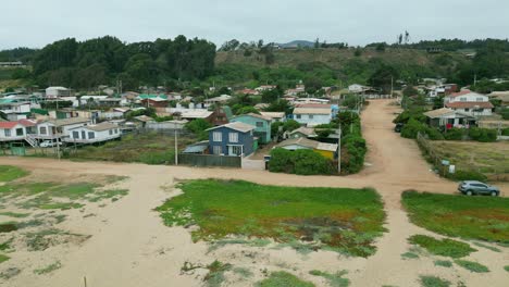 casa en la orilla del mar, océano pacífico, costa de chile