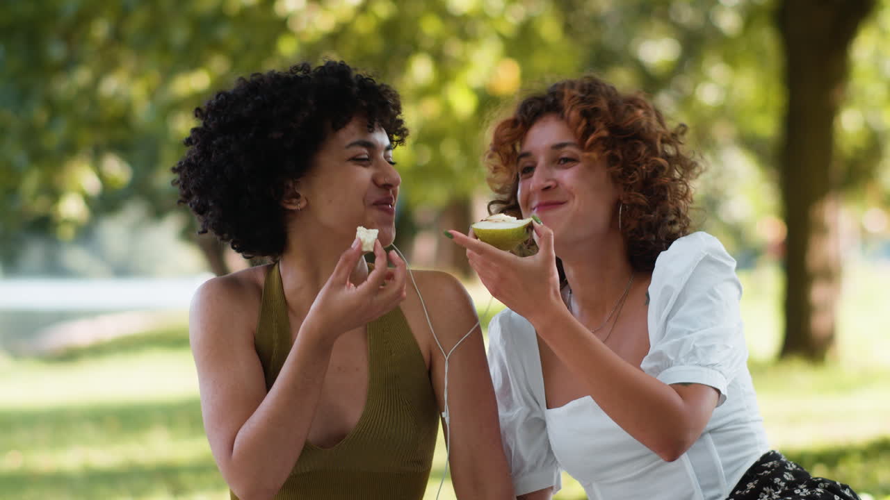 una pareja escuchando música en el parque.