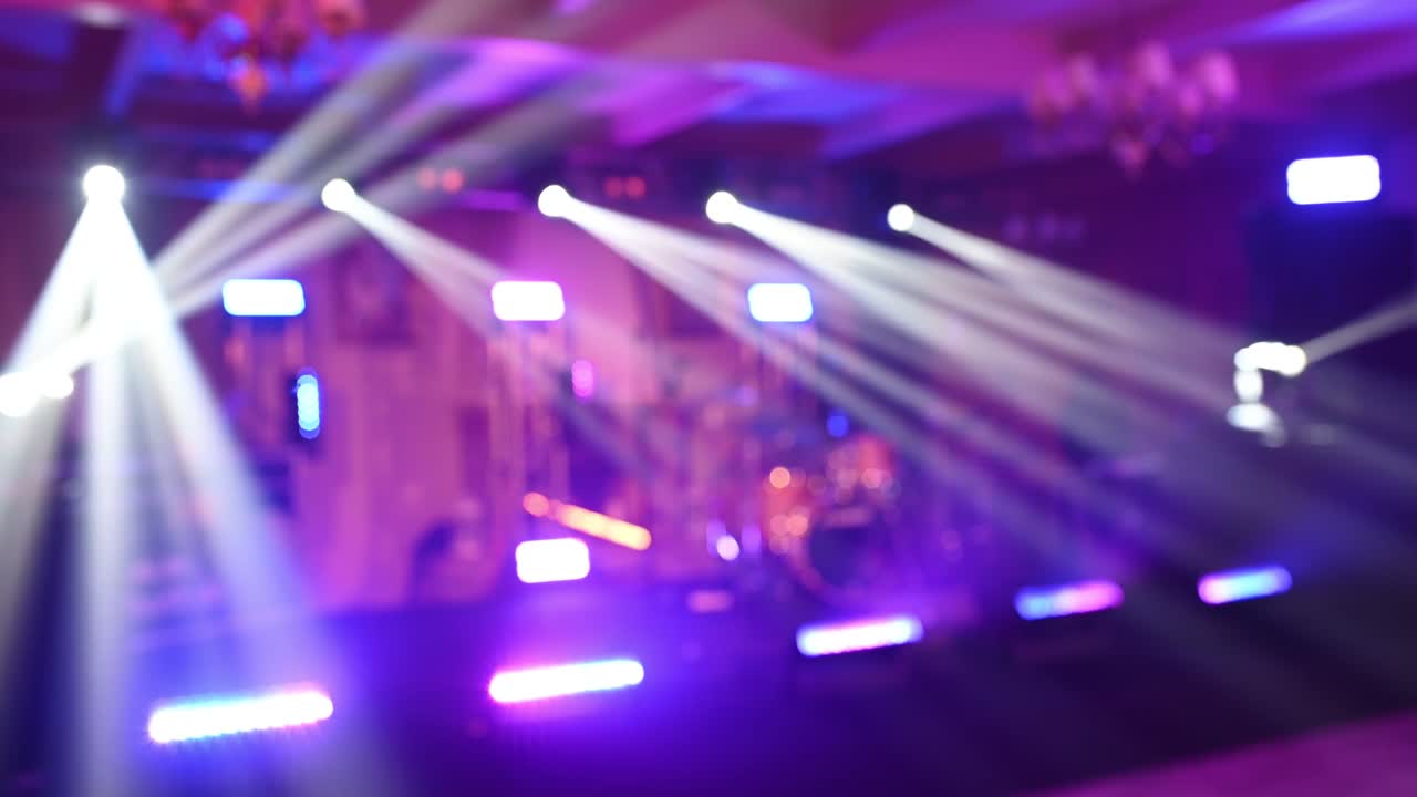 Un palco vuoto per uno spettacolo in attesa dei cantanti. Illuminazione LED brillante e faretti.