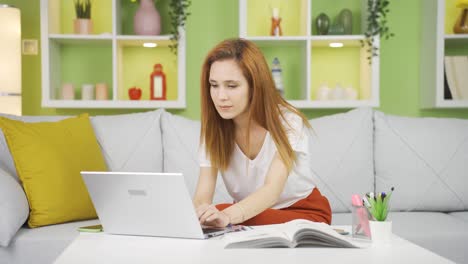 La-Mujer-De-Negocios-Hace-Un-Gesto-Positivo.