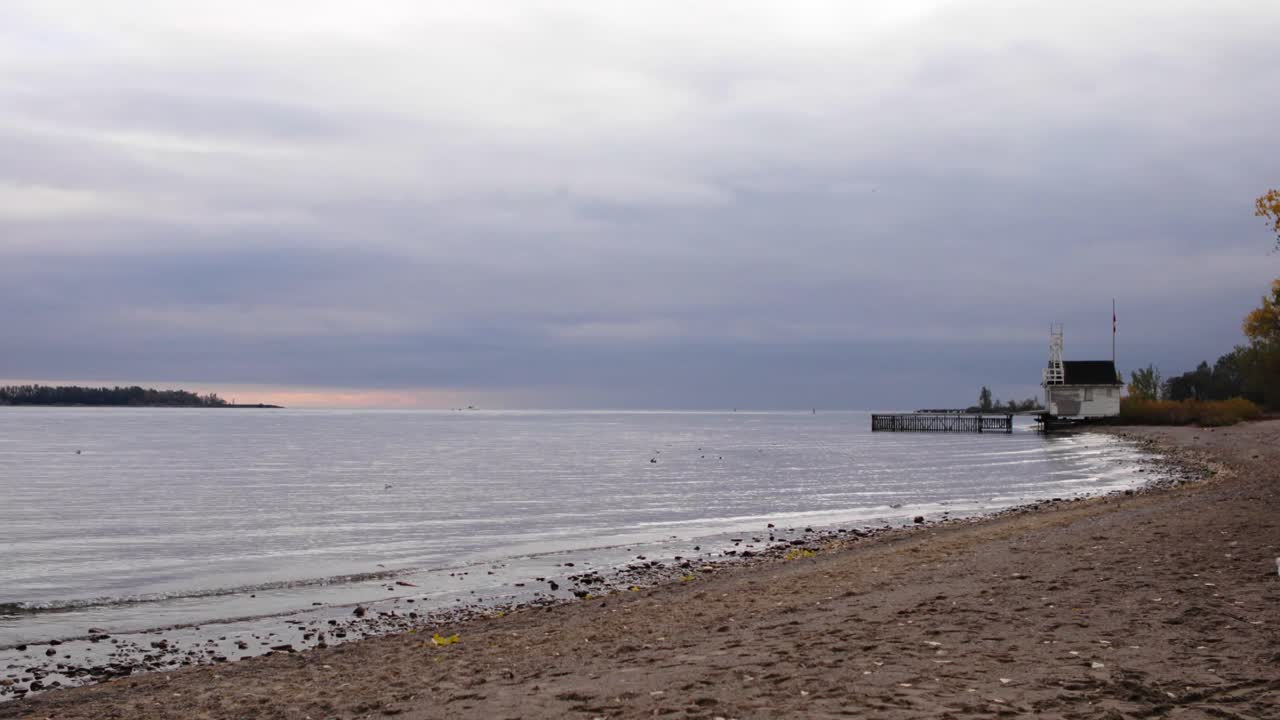 4k мягкие волны плещутся на берегу озера с лодочным домом часть 2