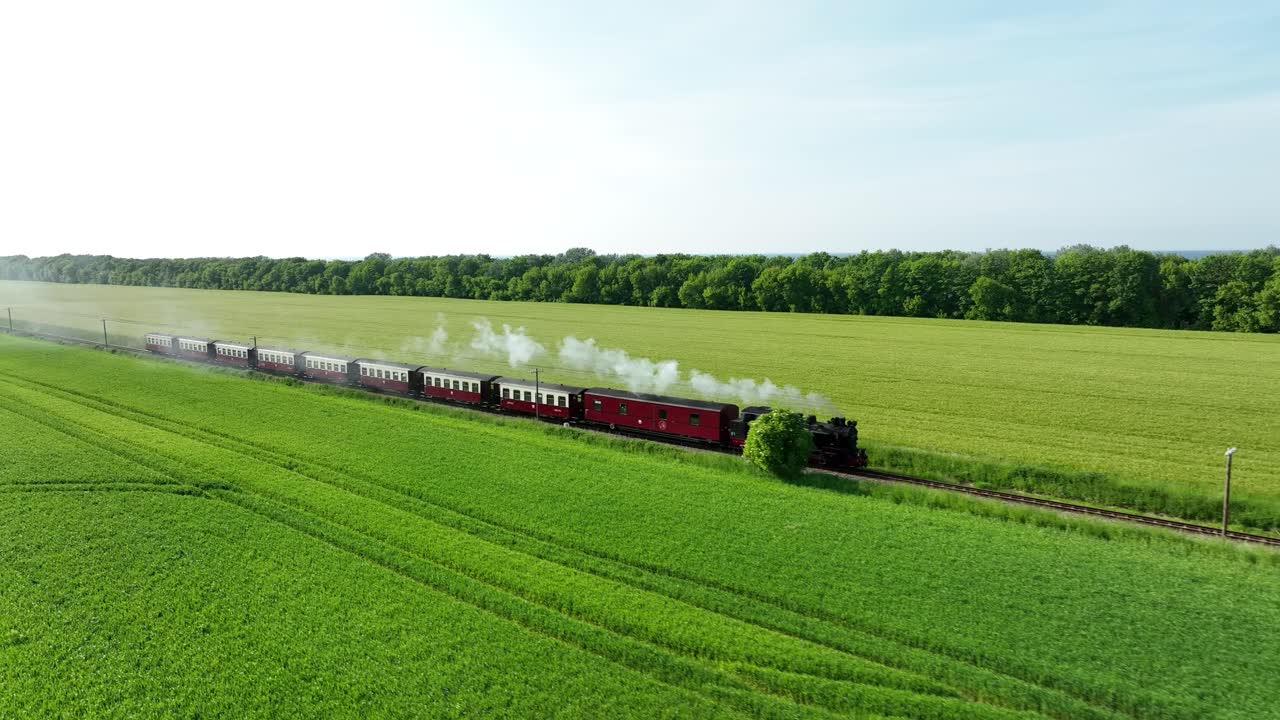 증기 열차가 을 통과합니다.