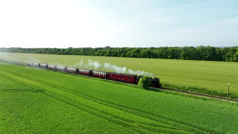 Tren-De-Vapor-Viaja-A-Través-De-Un-Campo