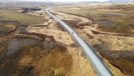 Drohne-Folgt-Autos,-Die-über-Eine-Lange-Straße-Im-Ländlichen-Island-Fahren