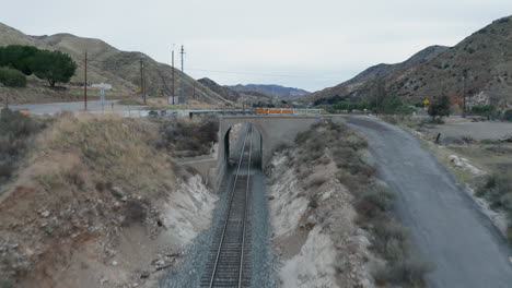 descendiendo sobre vías de tren vacías en soledad, california