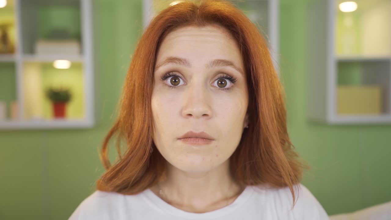 mujer joven sorprendida por las noticias que vio en su portátil. mujer joven confundida.