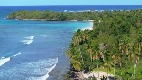 la playa escondida y salvaje en las galeras en la península de samaná, república dominicana