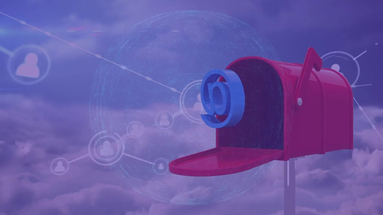 Animazione di elaborazione dati e casella di posta su nuvole e sfondo blu