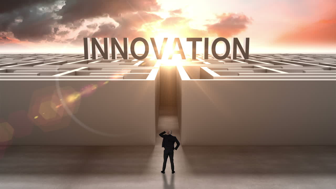 hombre de negocios en la entrada del laberinto