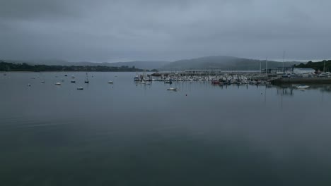 Naturaleza-Atmosférica-Sobre-El-Puerto-Deportivo-De-Porto-De-Ares,-La-Coruña,-España.