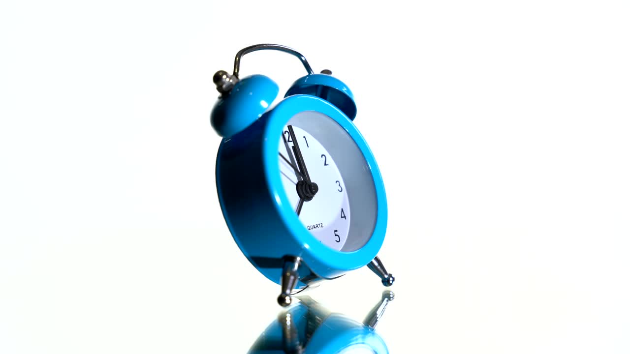 색 배경 에 있는 알람 시계