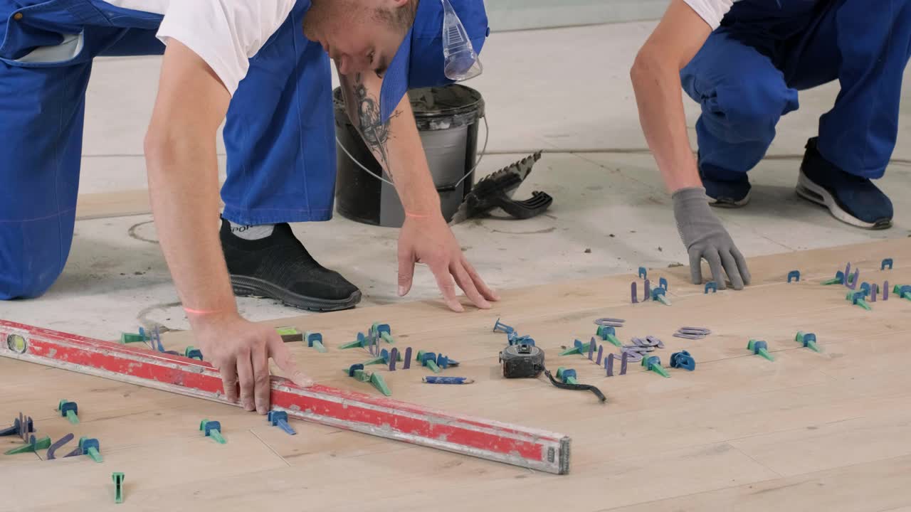 instalación de azulejos de cerámica para el suelo - medición y corte de las piezas. construcción, renovación, reparación de apartamentos. cortes de baldosas. corte de baldosas