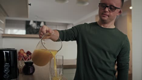 Hombre-Caucásico-Adulto-Con-Síndrome-De-Down-Preparando-El-Desayuno.