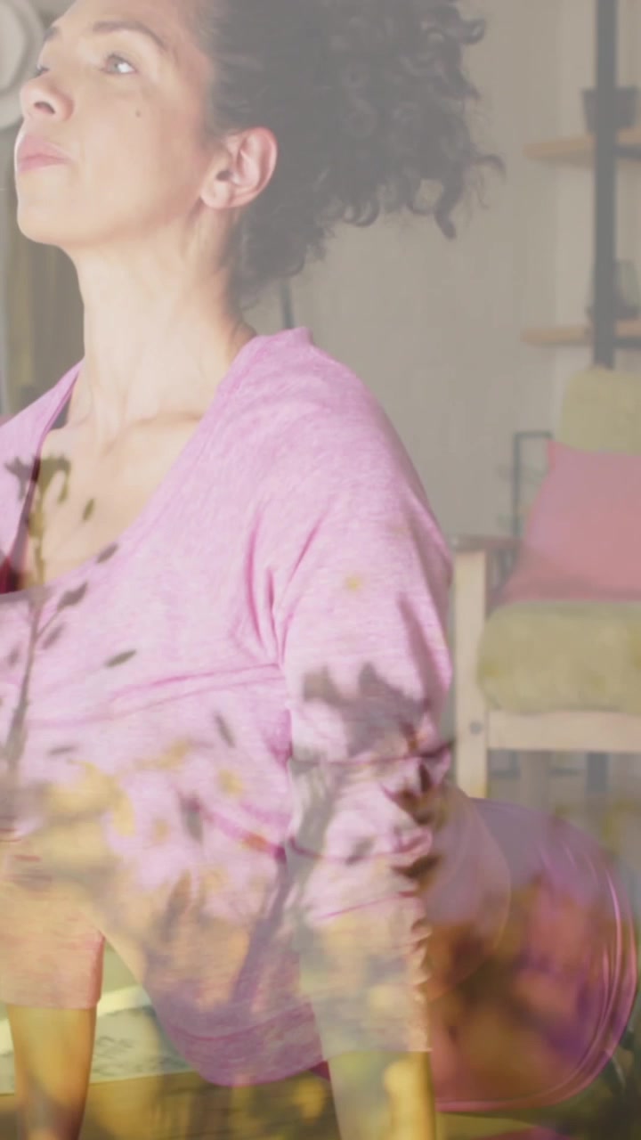 Animación de flores sobre mujer ejercitándose en casa