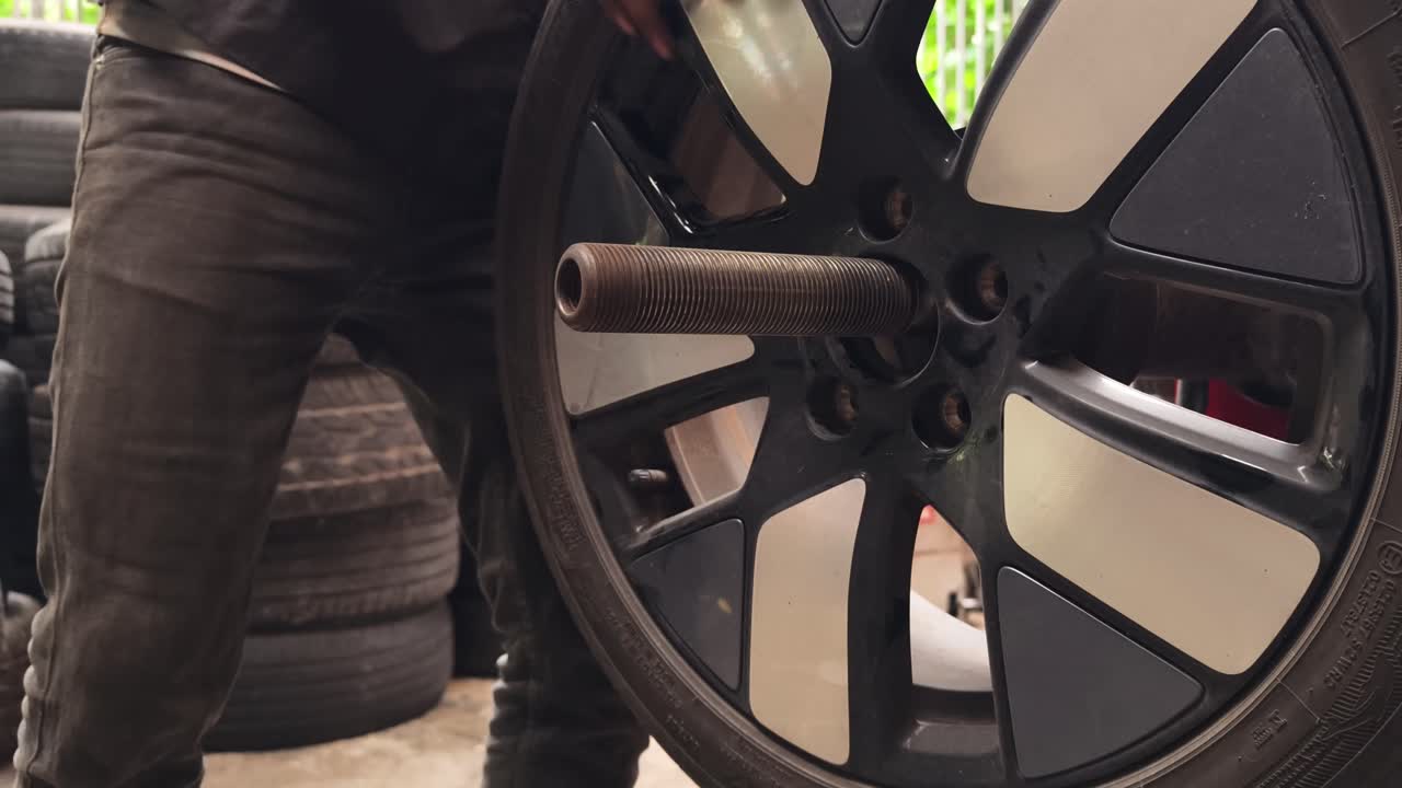 mecánico cambiando un neumático