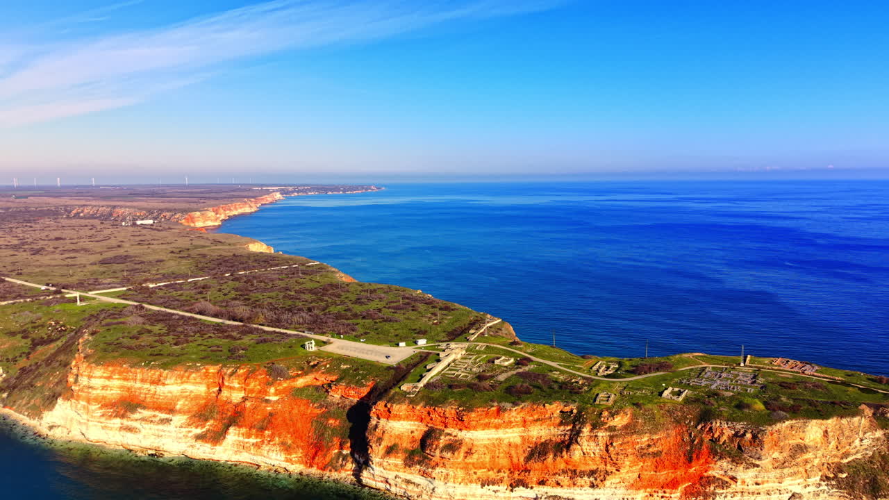 Vista aerea di scavi archeologici e rovine storiche sul promontorio roccioso di Capo Kaliakra con la costa del Mar Nero in Bulgaria.