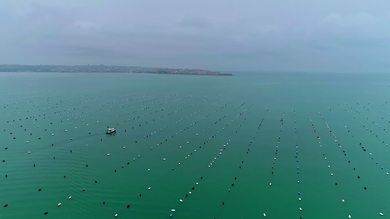 이탈리아 시라쿠사의 바다에 떠 있는 부표를 통해 항해하는 페리 보트