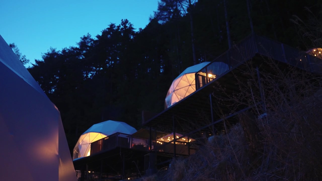 Varm glød fra luksus glampingtelte tidlig aften, Japan