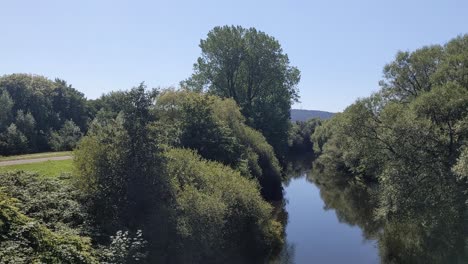 elegante toma panorámica lenta del río tawe en swansea uk 4k