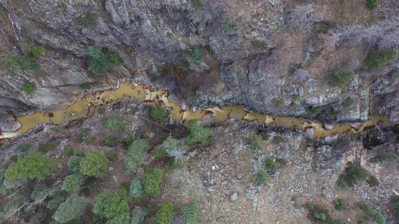antena del río de las montañas rocosas de 4k bajando