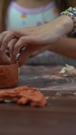 niños haciendo cerámica
