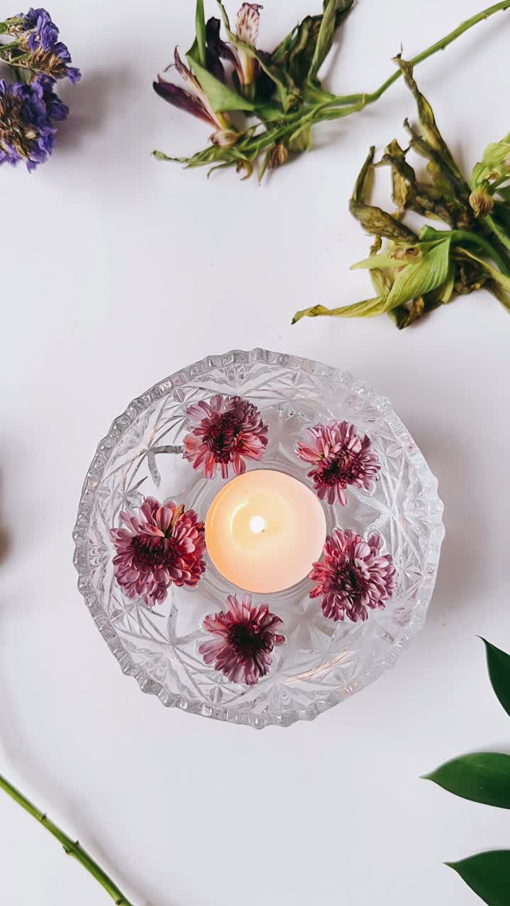 Elegant lysarrangement med tørrede blomster