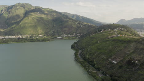 Toma-Panorámica-De-Drones-De-La-Laguna-De-Yahuarcocha,-Ibarra-Ecuador