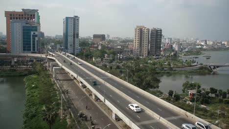 Dhaka-Mega-City-Schöne-Draufsicht-Mit-Weit-über-Brücke,-Gebäuden-Und-Autotransport