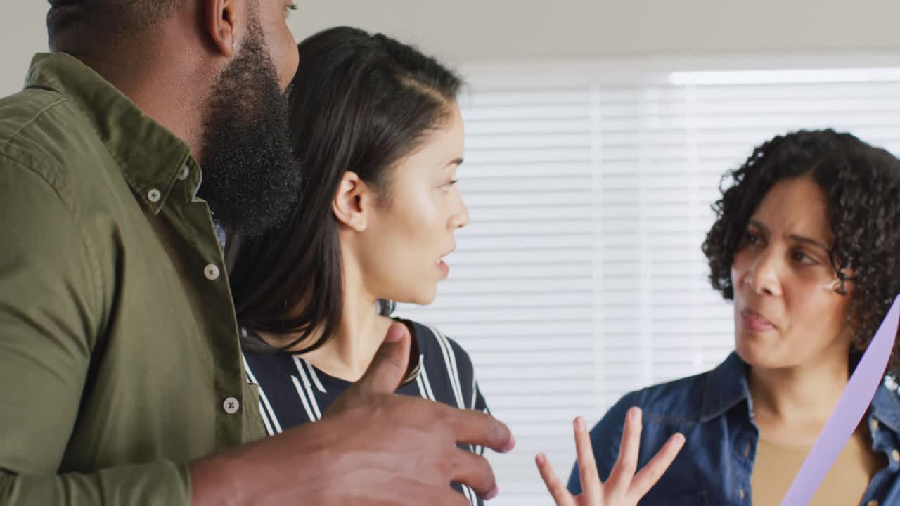 다양한 남녀 친구 들 이 토론 하고, 집 에서 함께 일 하고, 슬로우 모션 으로