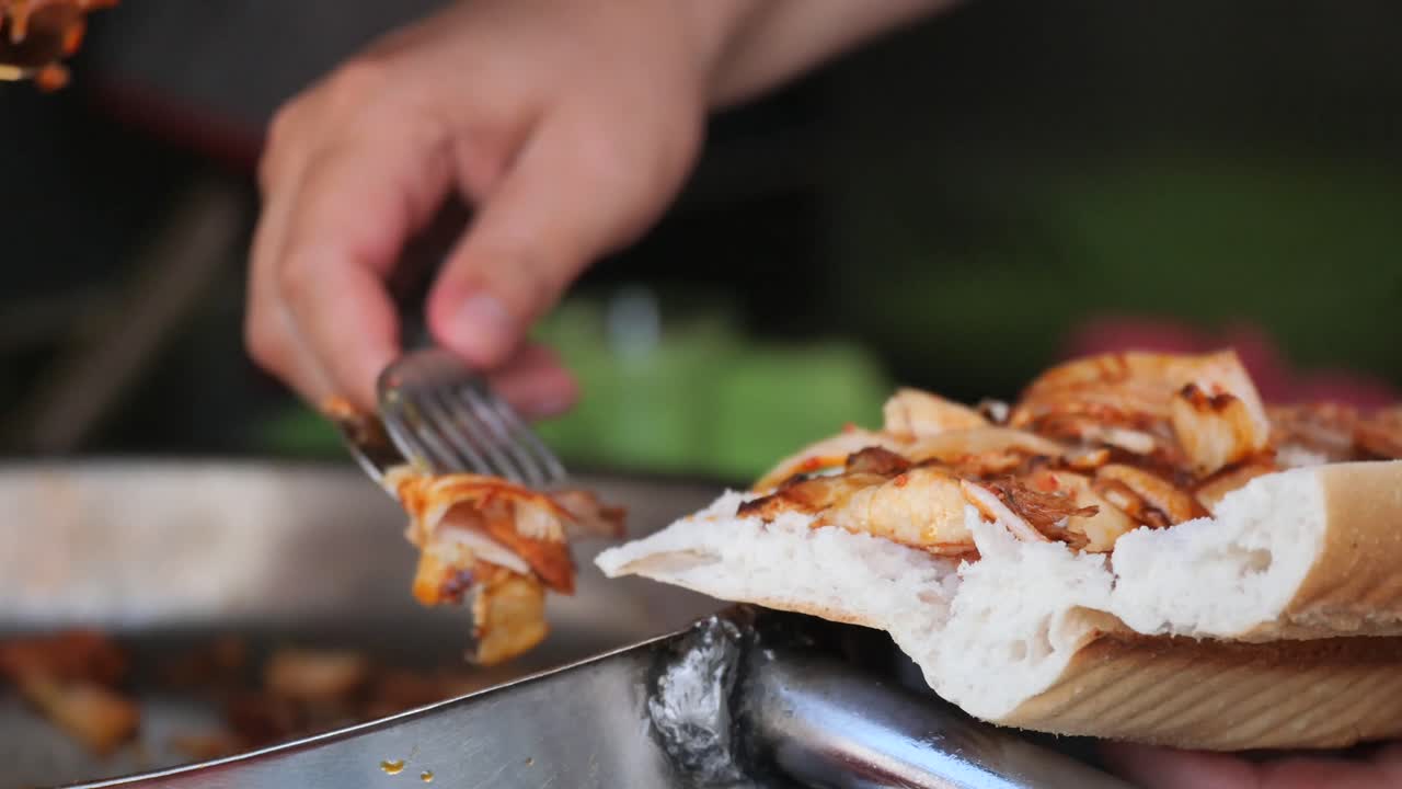 터키 샌드위치를 준비하고 있습니다.