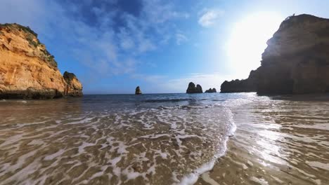 Das-Gebiet-Ponta-Da-Piedade-In-Der-Region-Lagos-In-Portugal-Ist-Bekannt-Für-Seine-Atemberaubende-Schönheit,-Einschließlich-Seiner-Strände,-Klippen,-Wellen-Und-Des-Meeres