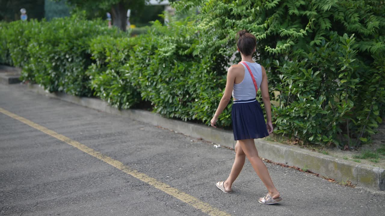 도시 거리에서 고 있는 여자