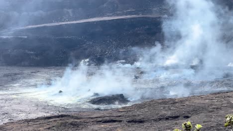 vapor que sale del cráter halemaumau en la isla grande de hawai