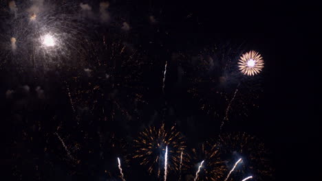 Multiple-fireworks-of-many-different-colors-explode-in-the-night-sky