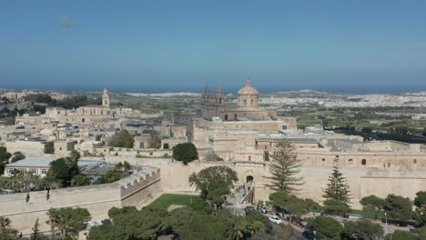 toma aérea de drones de las fortificaciones, zanja y ciudad medieval de mdina, malta