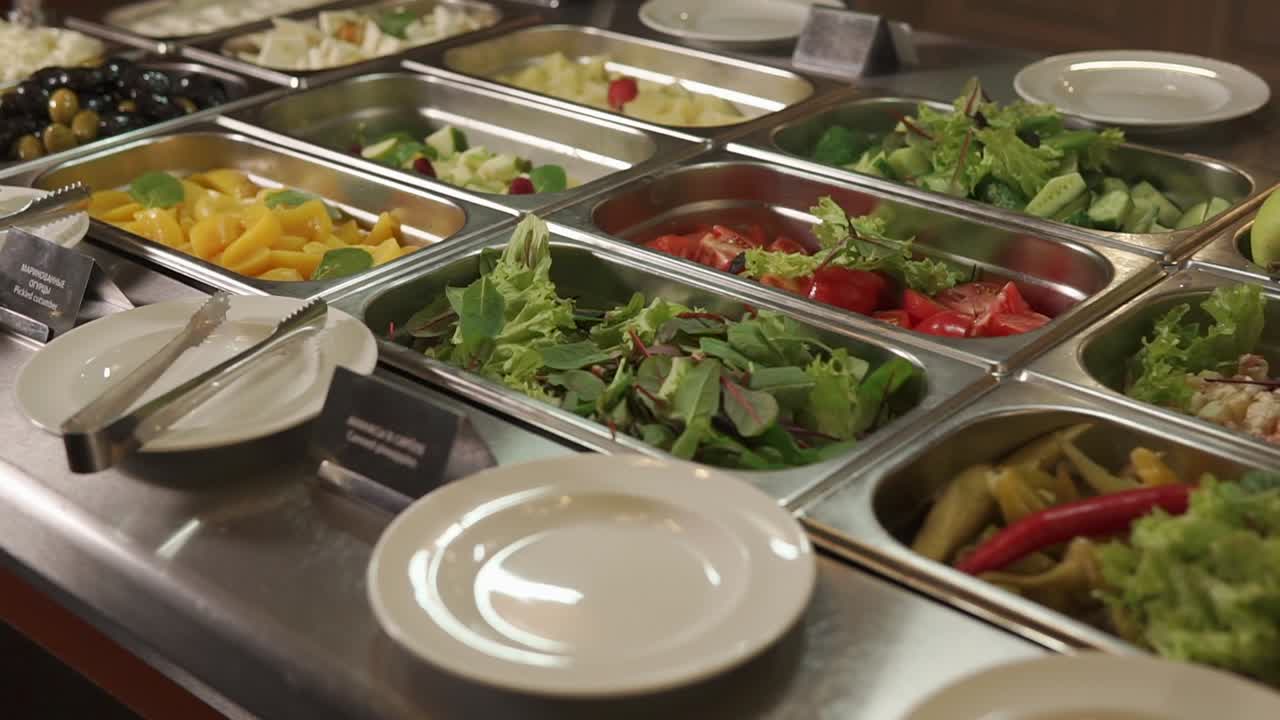 buffet de restaurante con una barra de ensaladas frescas
