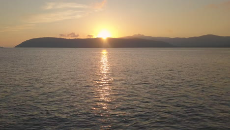 Toma-Aérea-De-Drones-Volando-Sobre-El-Mar-Tirreno-Al-Atardecer-Frente-A-La-Costa-De-Elba,-Italia