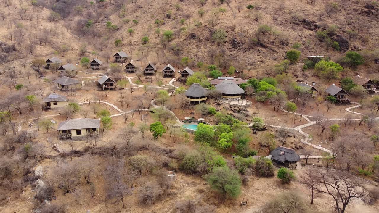 una impresionante foto de un dron de un alojamiento de lujo con piscina con vistas al impresionante parque nacional de tarangire en tanzania en áfrica