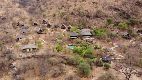Eine-Atemberaubende-Drohnenaufnahme-Einer-Luxus-Lodge-Mit-Swimmingpool-Mit-Blick-Auf-Den-Beeindruckenden-Tarangire-Nationalpark-In-Tansania-In-Afrika