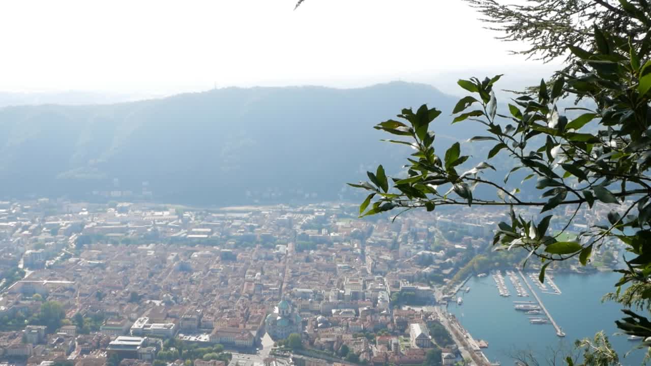 위에서 산과 코모 도시, 전경의 녹색 나무, 핸드헬드