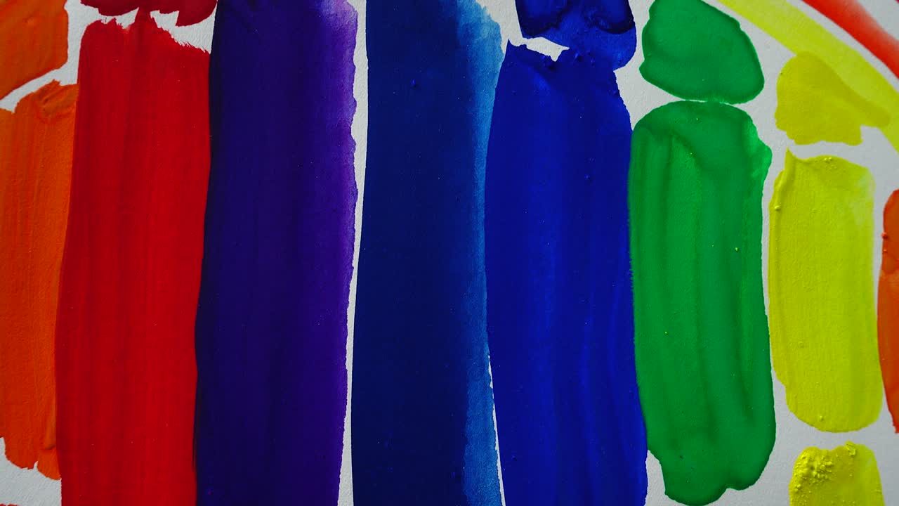 Pinceladas de Tinta Arco-Íris Vibrantes em Fundo Branco.