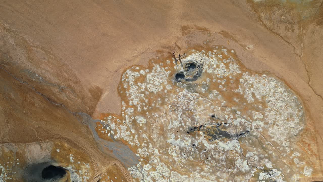 Giornata di sole nell'Islanda orientale, sopra un'area geotermica scoperta dai turisti.