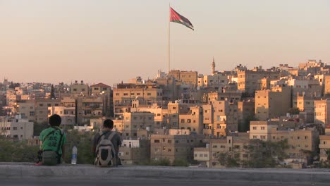 Eine-Weite-Aufnahme-Von-Nachbarschaften-In-Der-Nähe-Von-Amman-Jordanien-Mit-Kindern,-Die-Im-Vordergrund-Sitzen