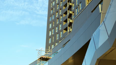 Arquitectura-Angular-De-Un-Edificio-Moderno-Con-Balcones