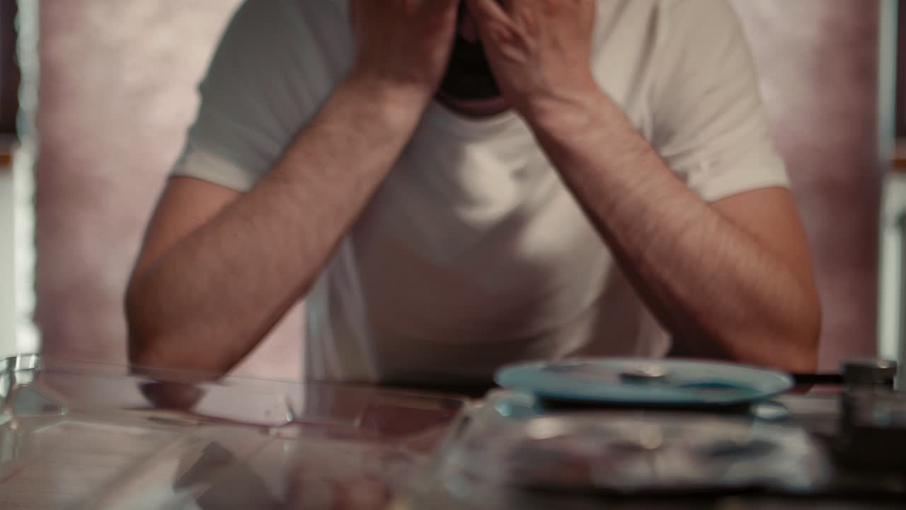 hombre culpable después del juicio, prueba de evidencia de crimen en grabadora, arrepentimiento y depresión