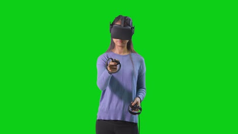 mujer jugando vr en pantalla verde