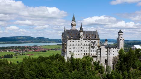 Schloss-Neuschwanstein-Bayerische-Alpen-Deutschland